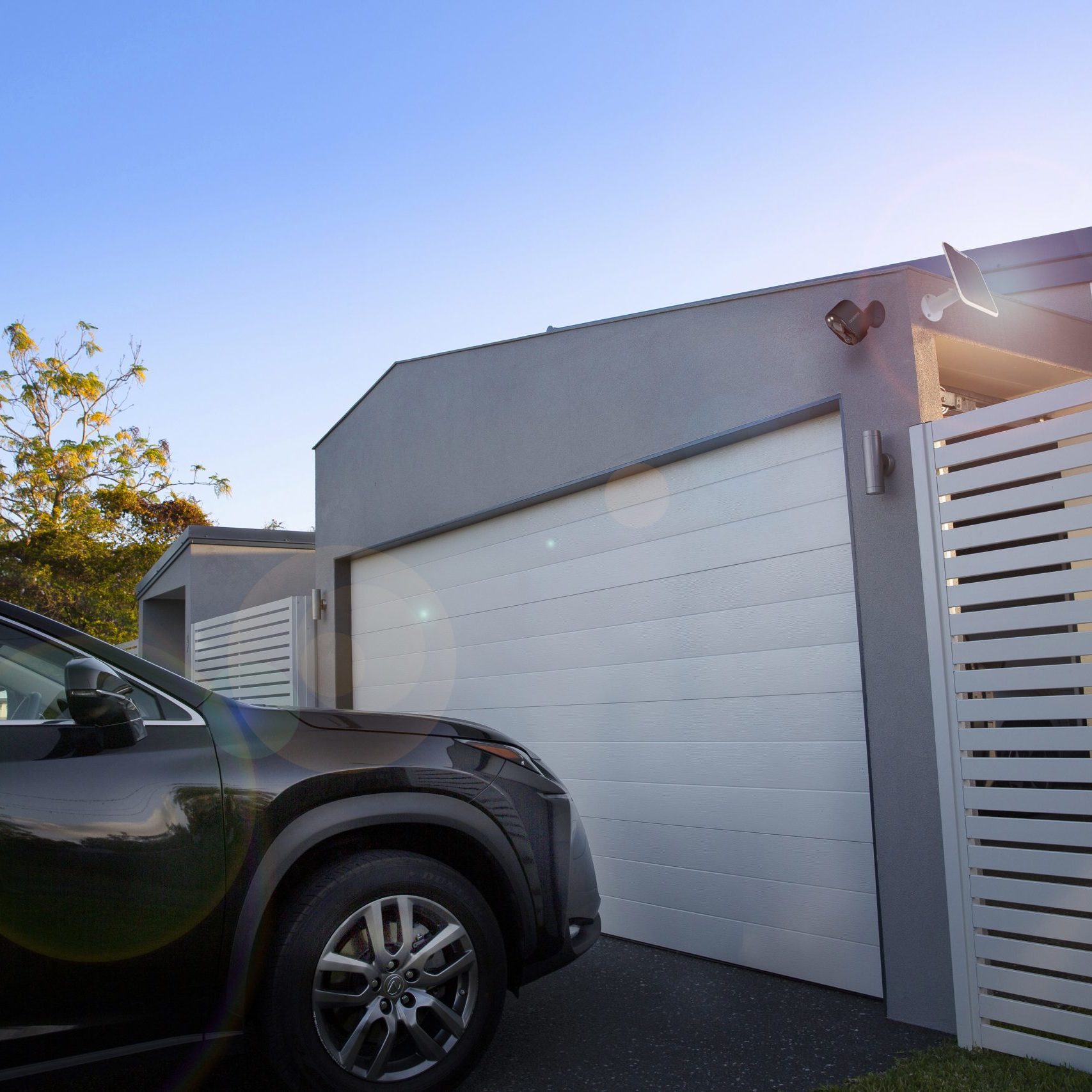 Uniden-AppCamPro-SolarPanel-HouseFront-Black-rgb